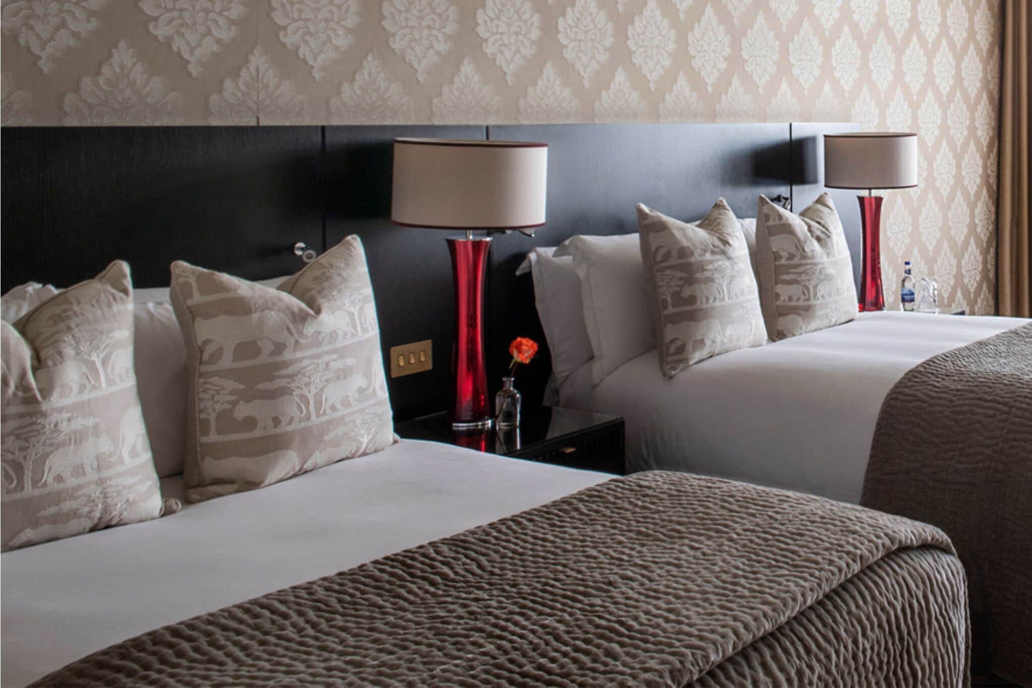 豪華雙床房 (1 King and 1 Double Bed) | 高級寢具、舒適加層、迷你吧、客房內保險箱