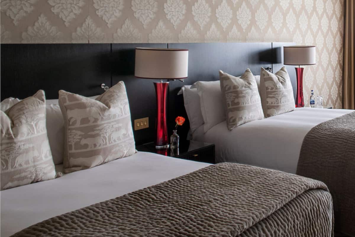 Tomannsrom – deluxe (1 King and 1 Double Bed) | Sengetøy av topp kvalitet, senger med overmadrass og minibar
