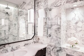 Amenidades de baño de diseñador, secadora de cabello, batas, pantuflas 