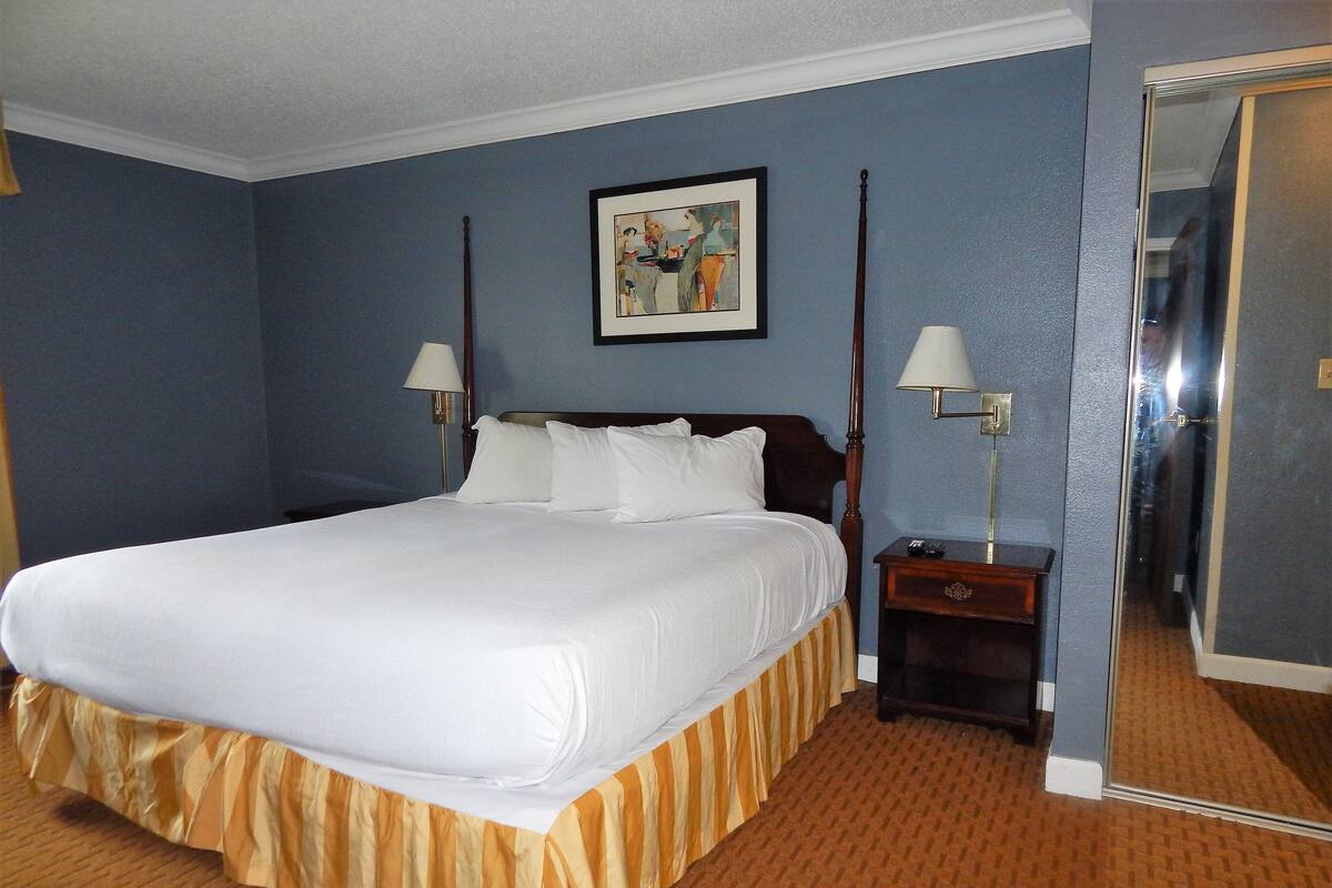 1 bedroom, premium bedding, pillow-top beds, desk