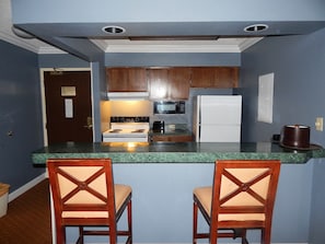 Suite Studio, 1 très grand lit, coin cuisine | Cuisine privée | Réfrigérateur, micro-ondes, cafetière/bouilloire
