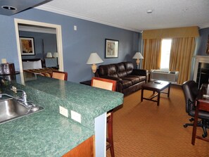 スタジオスイート キングベッド 1 台 簡易キッチン | リビングルーム | 32 インチのテレビ (ケーブル放送視聴可)