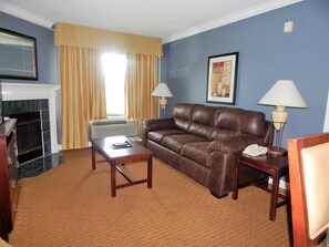 Studiosuite, 1 kingsize-seng, tekjøkken | Oppholdsrom | En 32-tommers TV med kabel-kanaler