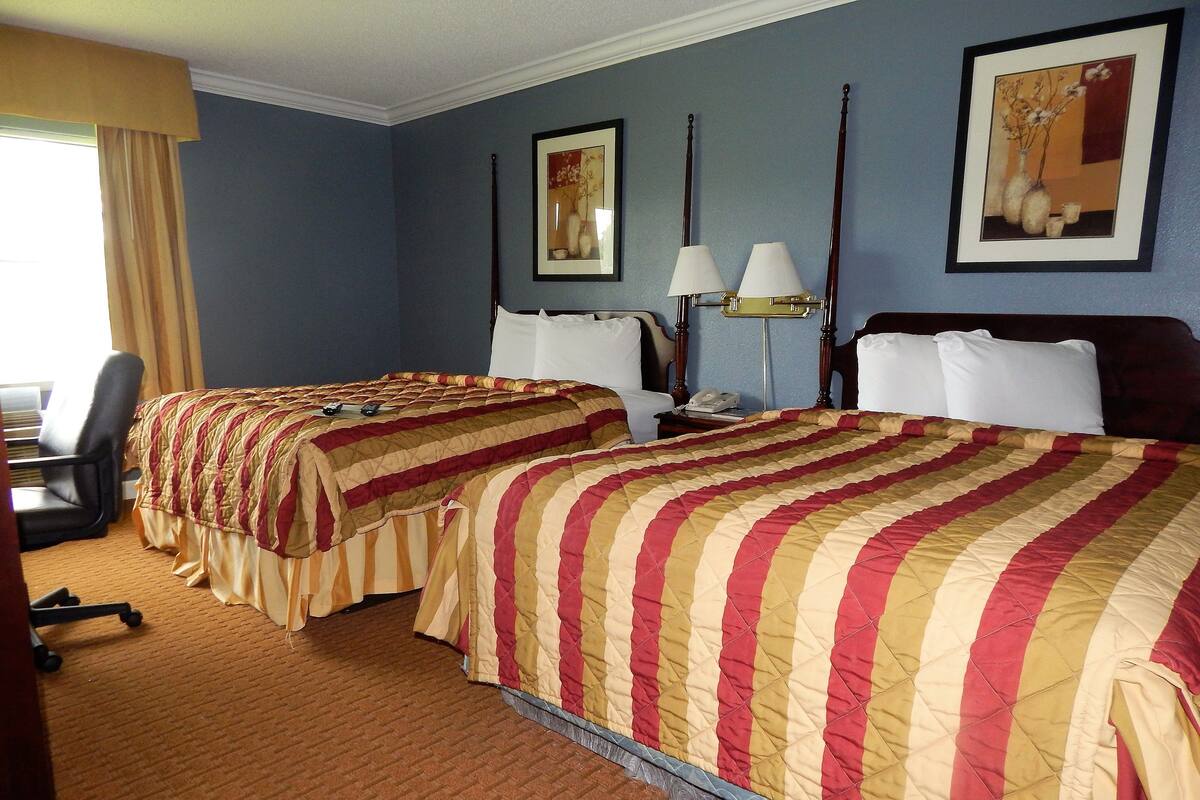 1 bedroom, premium bedding, pillow-top beds, desk