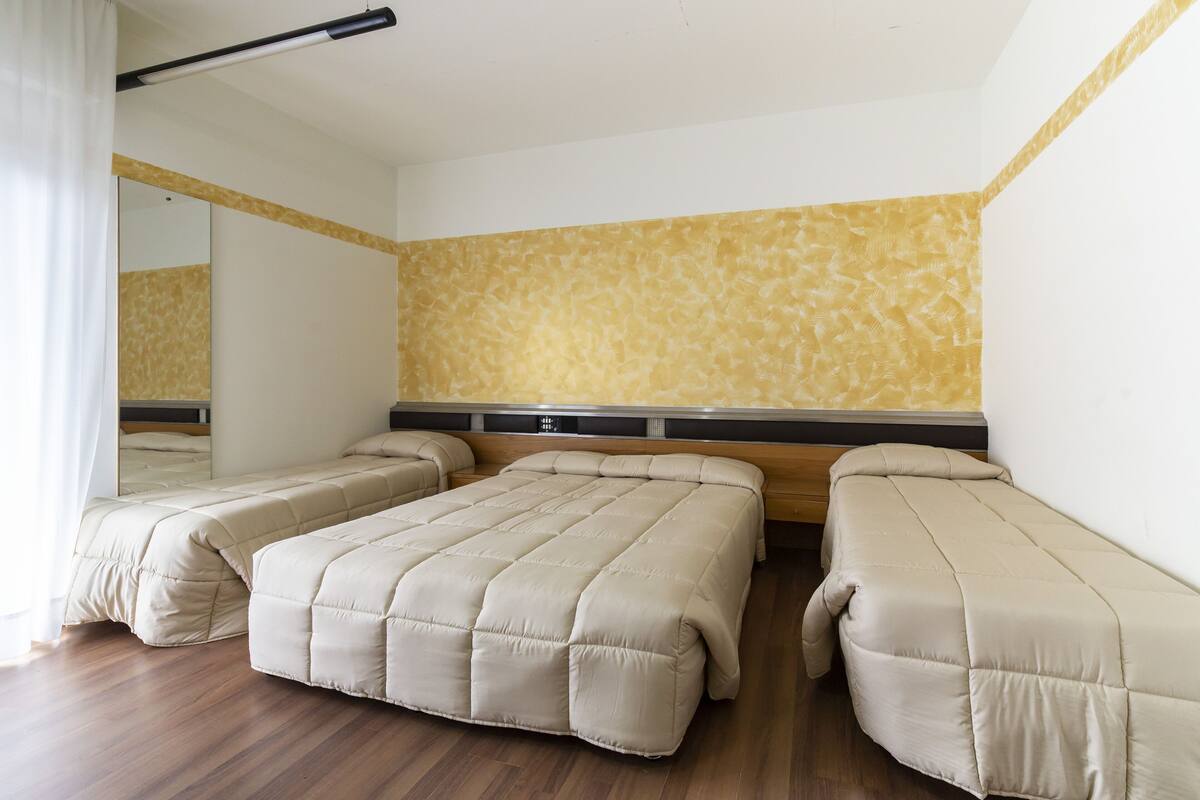 Quadruple Room | Minibar, in-room safe, desk, soundproofing