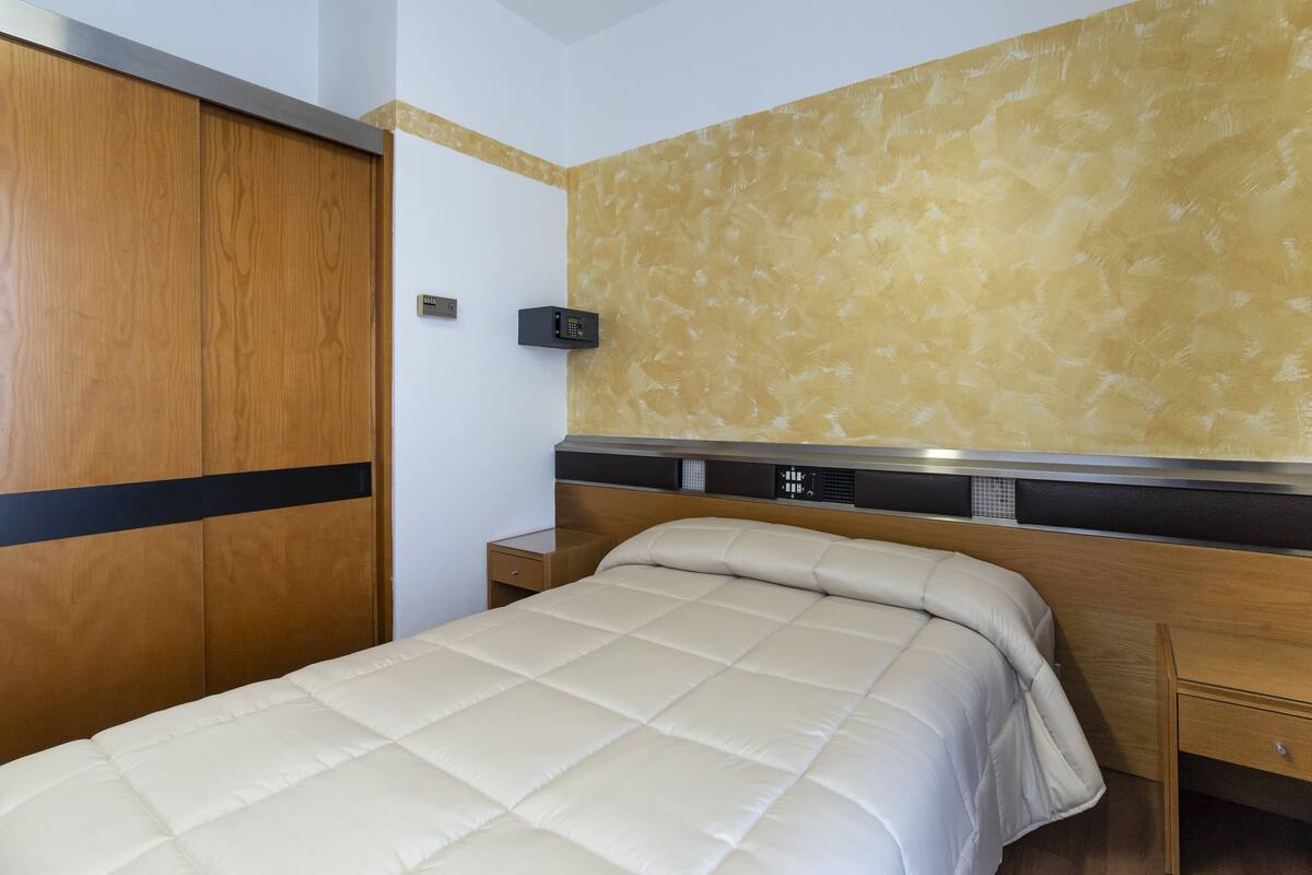 Double Room (SMALL) | Minibar, in-room safe, desk, soundproofing