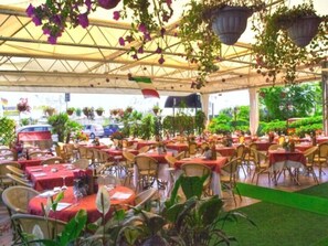 Petit-déjeuner et dîner servis sur place, vue sur la piscine 