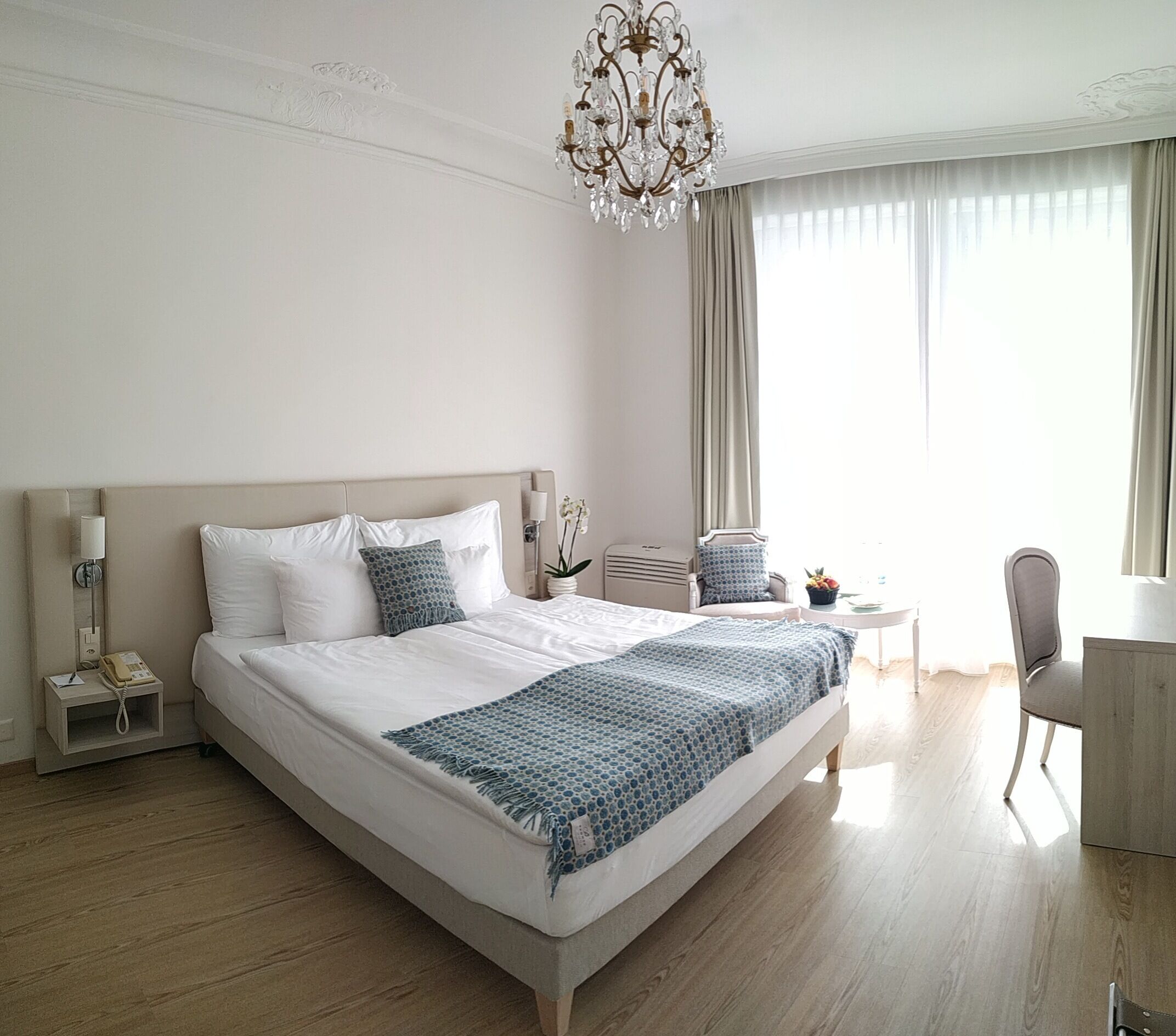 Premium bedding, pillow-top beds, minibar, in-room safe