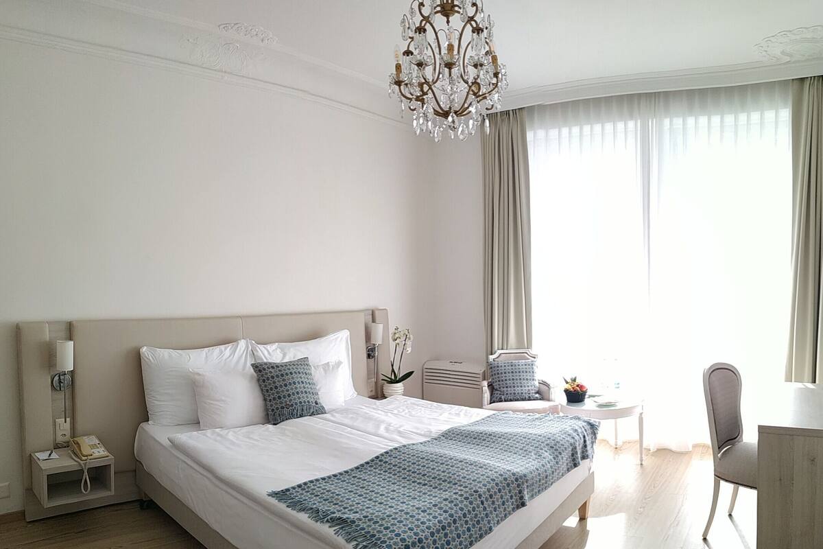 Ropa de cama de alta calidad, colchones con acolchado adicional, minibar