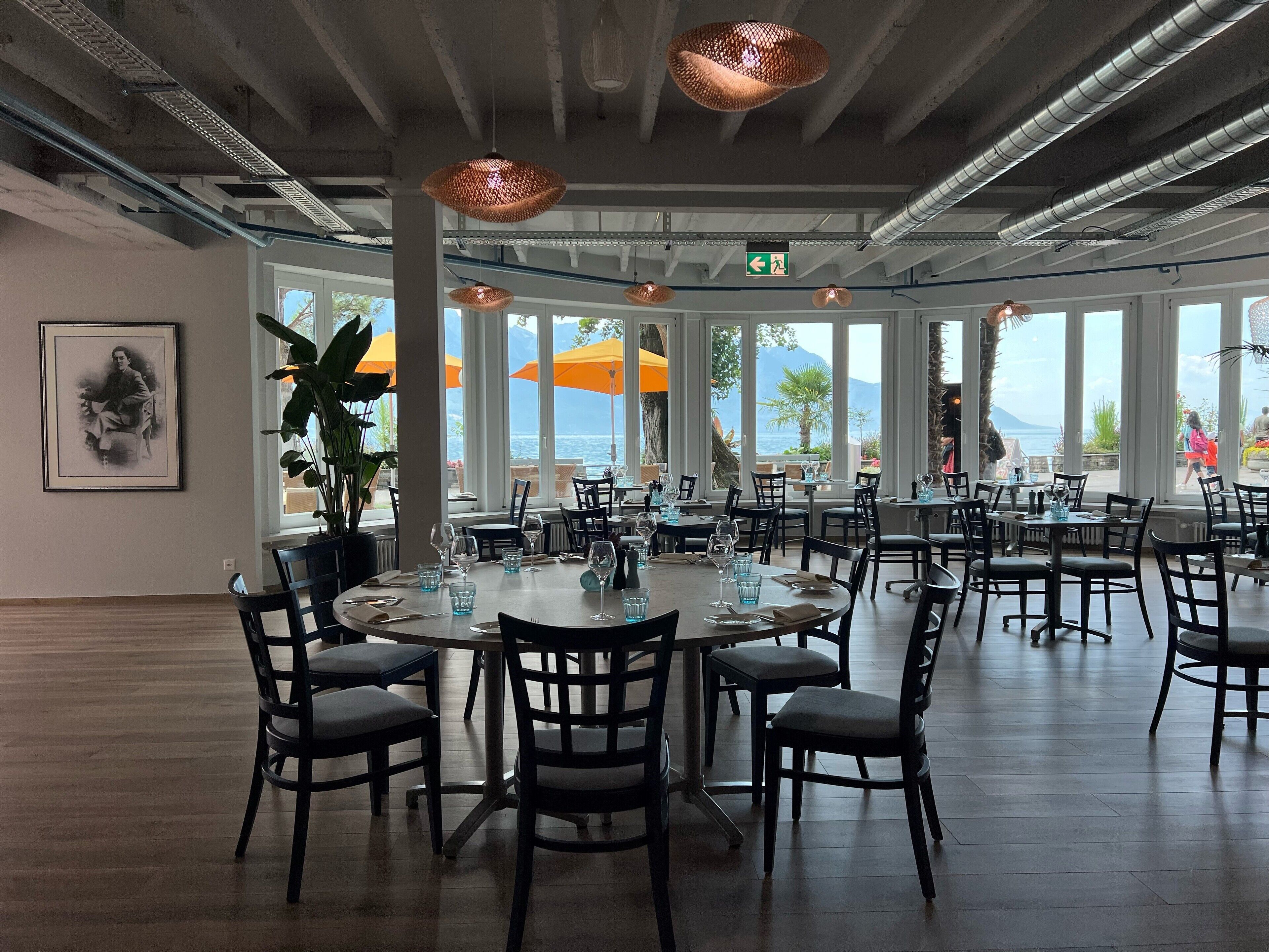 Se sirven desayunos, comidas y cenas con vista a la playa 
