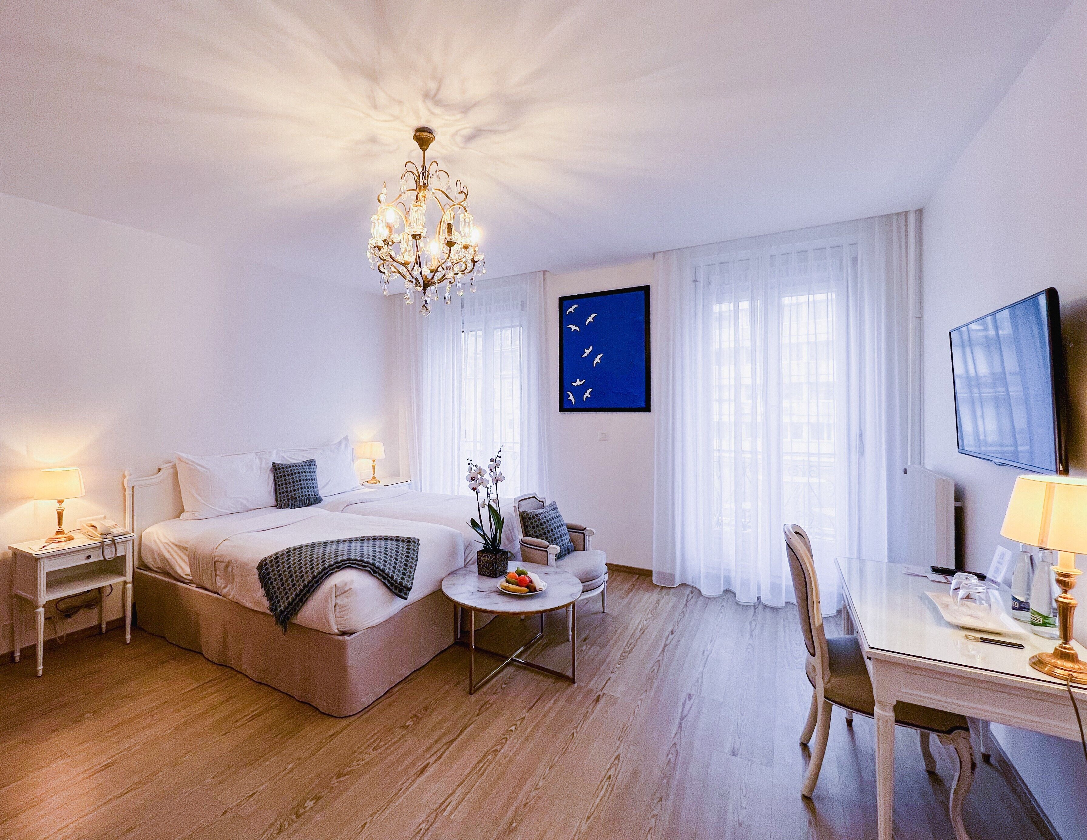 Premium bedding, pillow-top beds, minibar, in-room safe