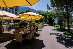 Breakfast, lunch, dinner served; beach views 