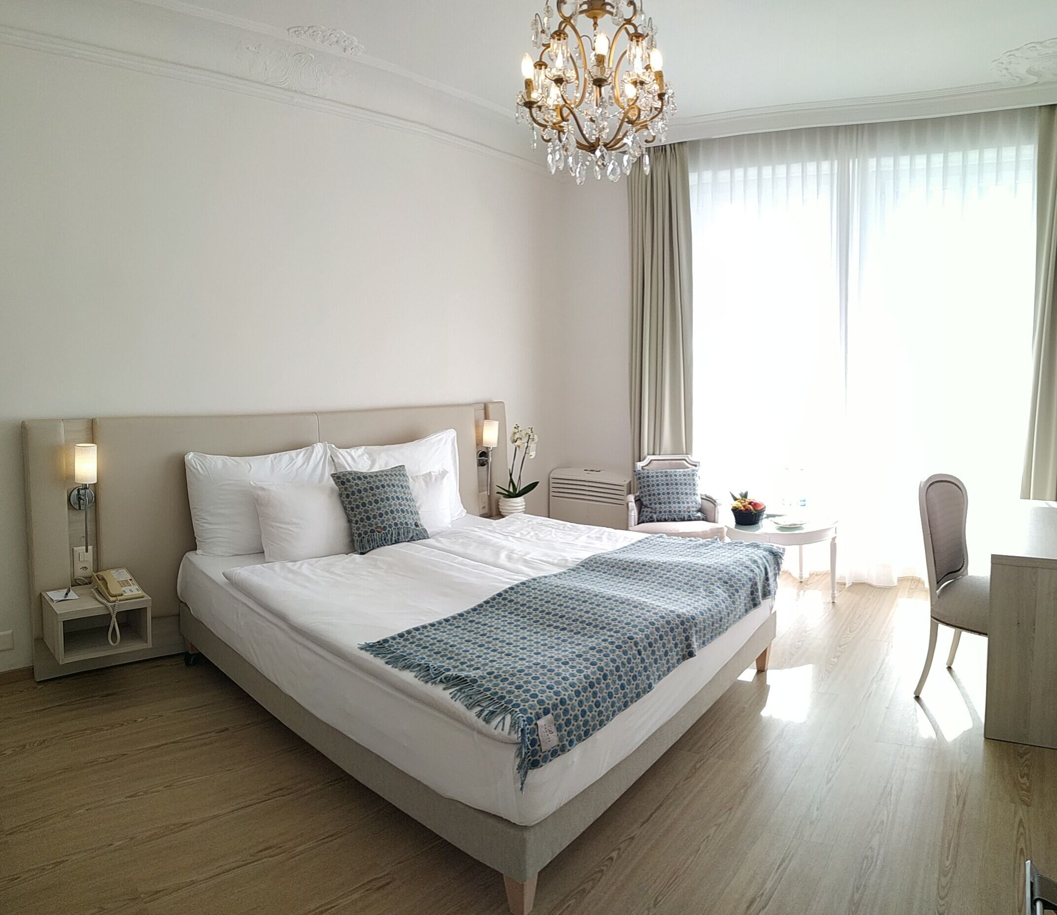Premium bedding, pillow-top beds, minibar, in-room safe