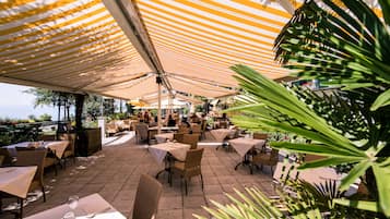 Petit-déjeuner, déjeuner et dîner servis sur place, vue sur la plage