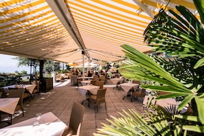 Aperto a colazione, pranzo e cena, con vista sulla spiaggia 