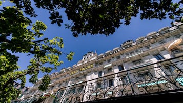 Un edificio con balcones y un letrero que dice "HOTEL PARIS".