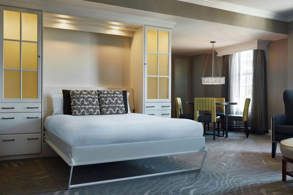 Room, 1 Queen Bed | Premium bedding, down comforters, in-room safe, desk