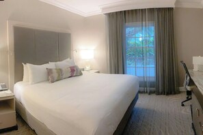 Premium bedding, down comforters, in-room safe, desk - Gaylord Opryland Resort & Convention Center (Nashville)