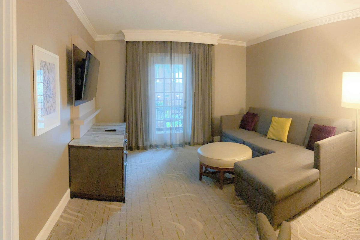 premium bedding, down duvets, in-room safe, desk