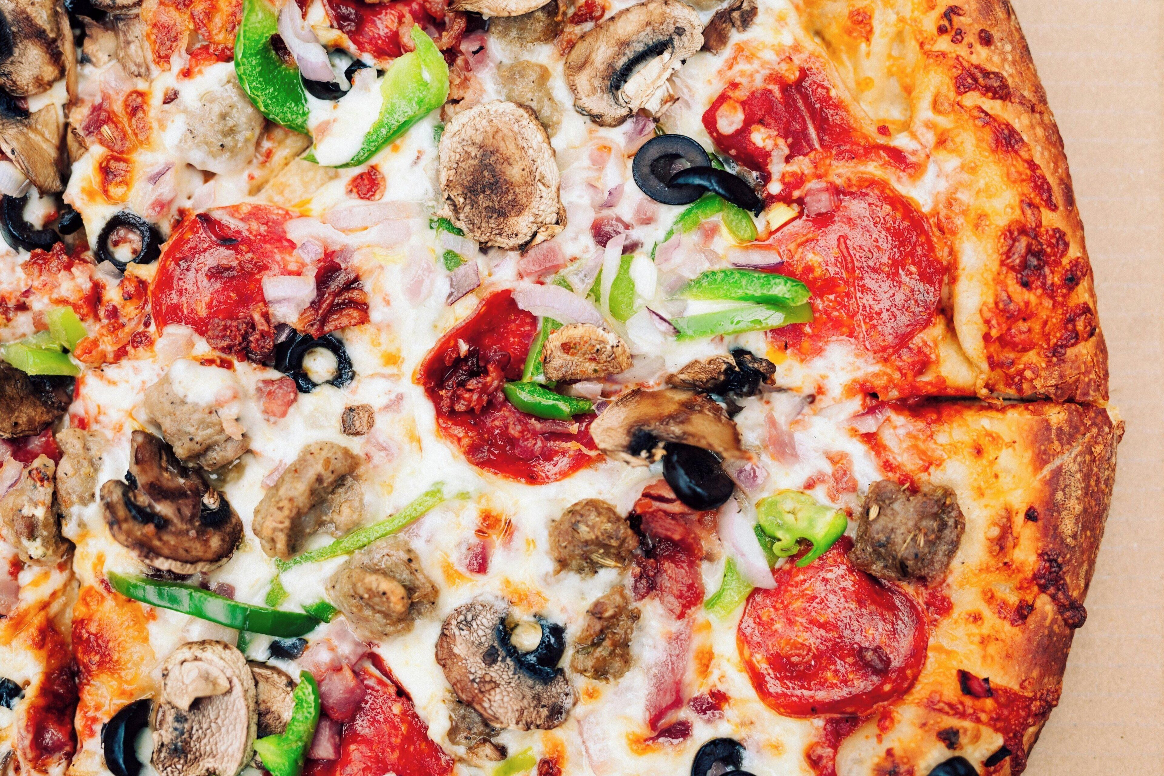 Pizza met diverse toppings.