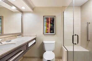 Ensemble douche/baignoire, articles de toilette de luxe, sèche-cheveux
