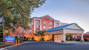 Fairfield Inn & Suites by Marriott -hotelli, jossa on tiiliverhous, katettu sisäänkäynti ja kyltti, josta käy ilmi hotelliketju.