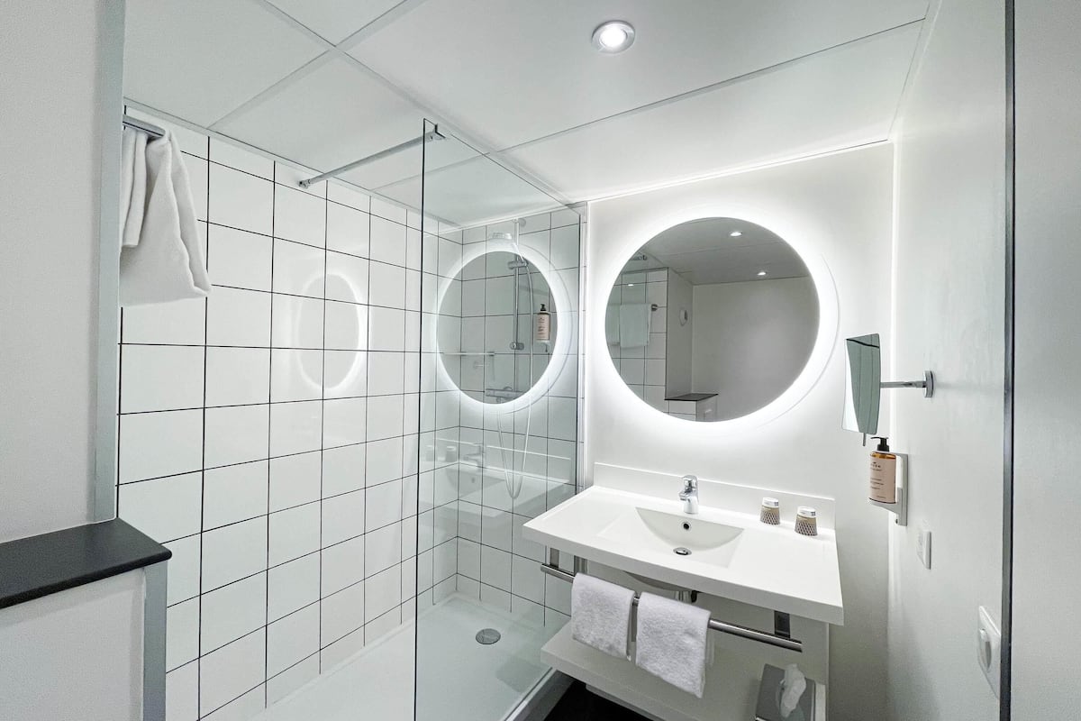 classic room, 1 double bed | in-room safe, desk, soundproofing, iron/ironing board