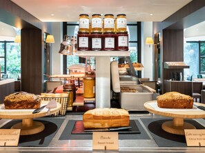 Tägliches Frühstücksbuffet gegen Gebühr