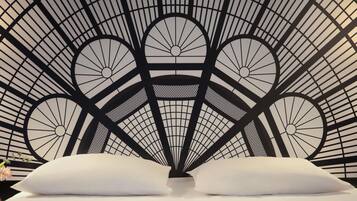 Zimmersafe, Schreibtisch, schallisolierte Zimmer, BĂŒgeleisen/BĂŒgelbrett