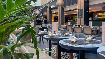 Se sirven almuerzos y cenas, cocina francesa