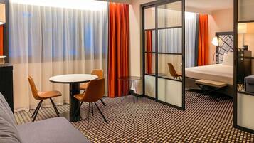 Zimmersafe, Schreibtisch, schallisolierte Zimmer, Bügeleisen/Bügelbrett