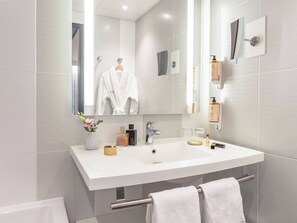 Family Suite - 1 King Size Bed and 1 Sofa Bed - Superior Floor | Bathroom | Eco-friendly toiletries, hair dryer, towels