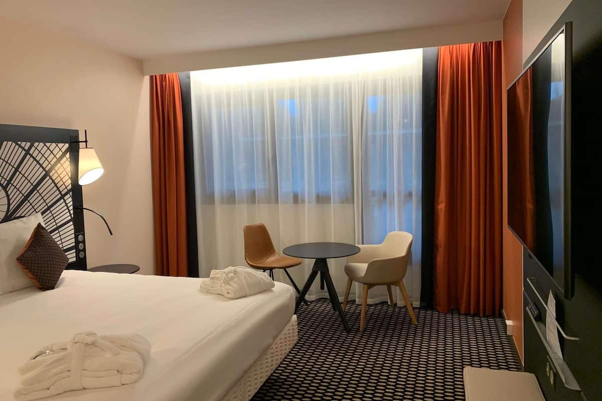 Privilege, Room, 1 Double Bed | In-room safe, desk, soundproofing, iron/ironing board