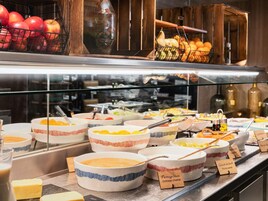 Desayuno buffet diario (EUR 20.5 por persona)