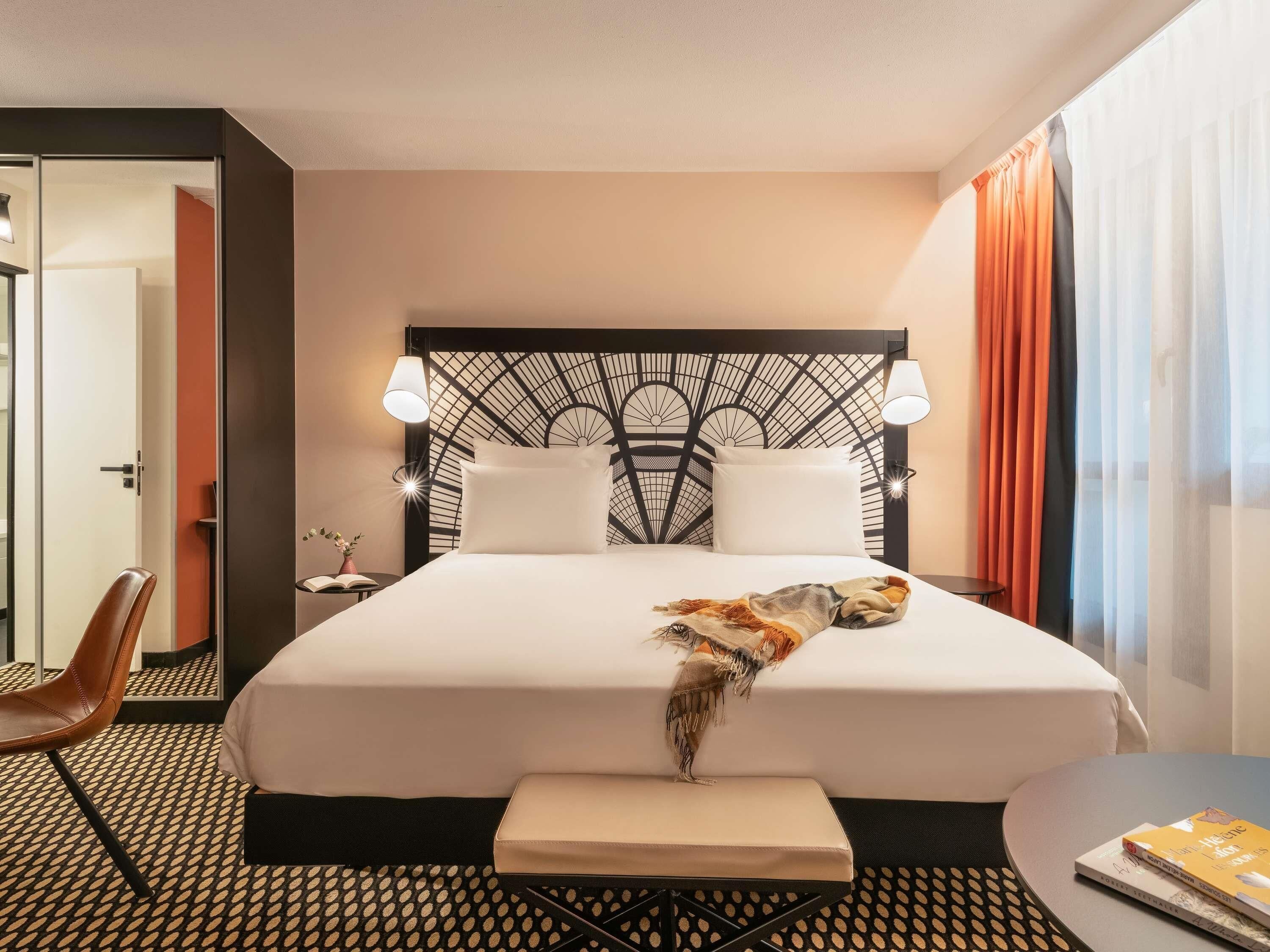 Caja de seguridad en la habitación y escritorio 