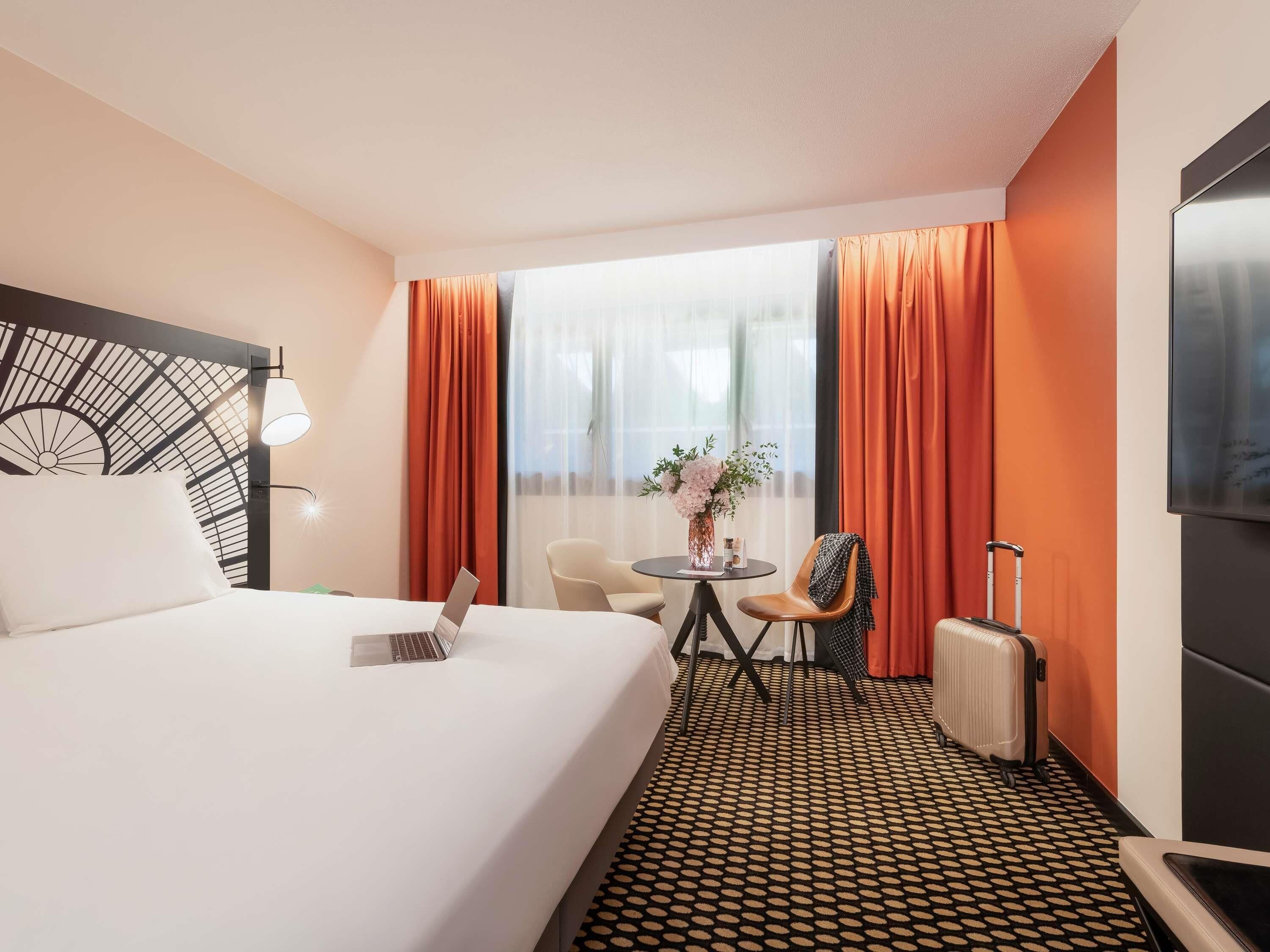 Classic Room, 1 Double Bed | In-room safe, desk, soundproofing, iron/ironing board