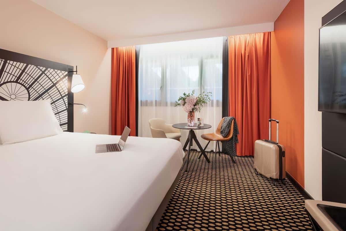 Chambre classique, 1 lit double | Coffre-fort, bureau, systĂšme dâinsonorisation, fer et planche Ă repasser