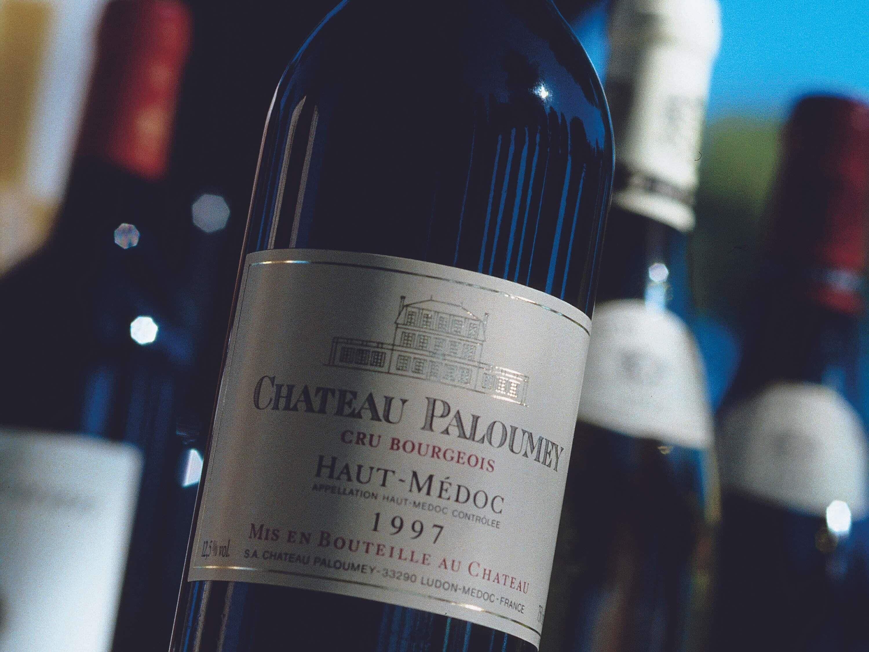 Eine Flasche Chateau Paloumey Haut-Médoc Wein aus dem Jahr 1997.