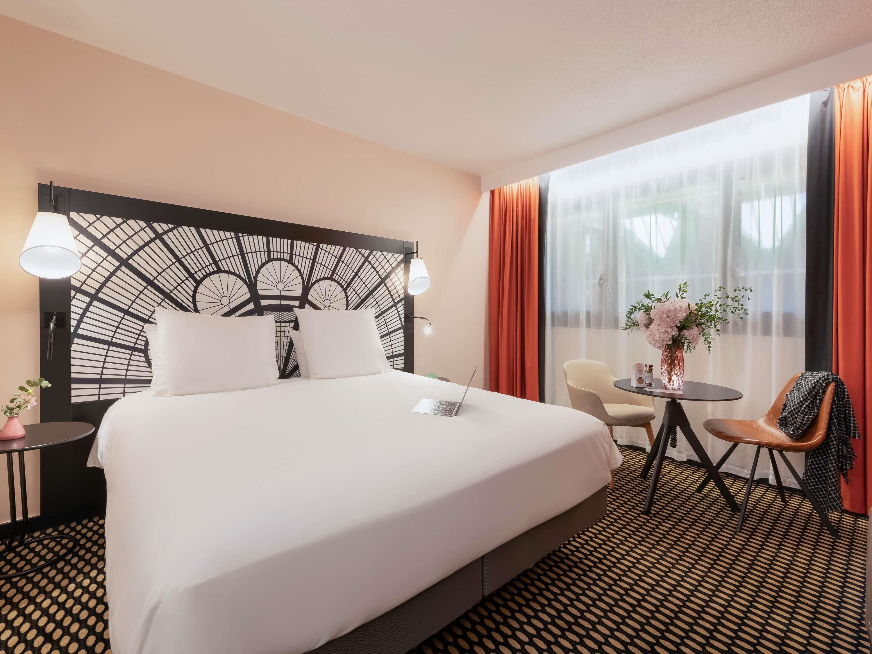 房內夾萬、書桌、隔音、熨斗/熨衫板