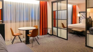Cofres nos quartos, escrivaninha, quartos à prova de som
