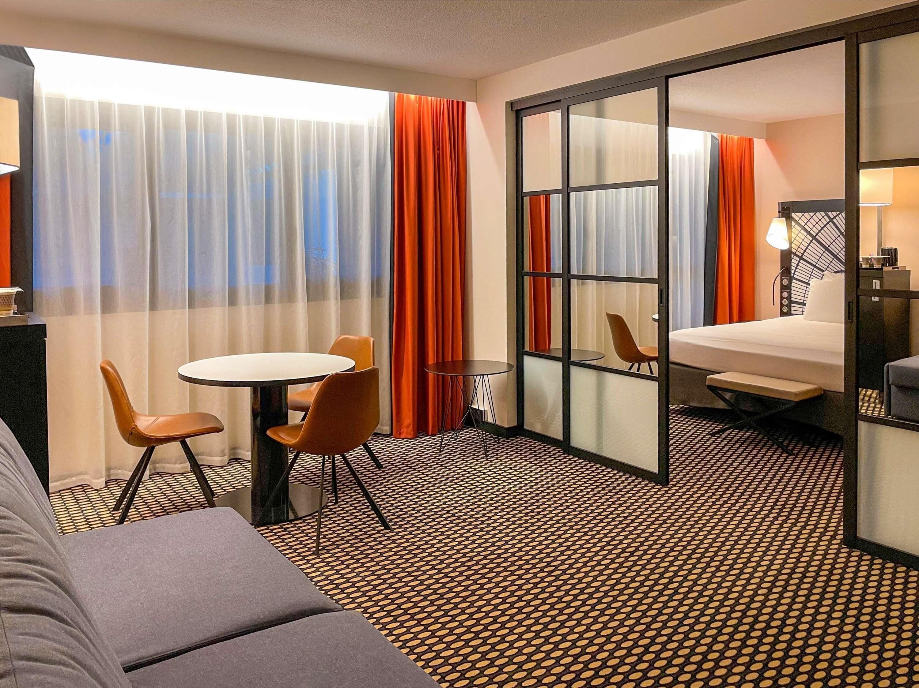 خزنة داخل الغرفة ومكتب وتجهيزات عازلة للصوت ومكواة/لوح كي