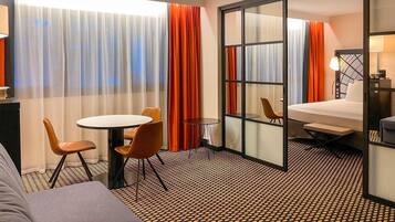 Familiesuite, 1 dobbeltseng | Safe på rommet, skrivebord, lydisolert og strykejern/-brett