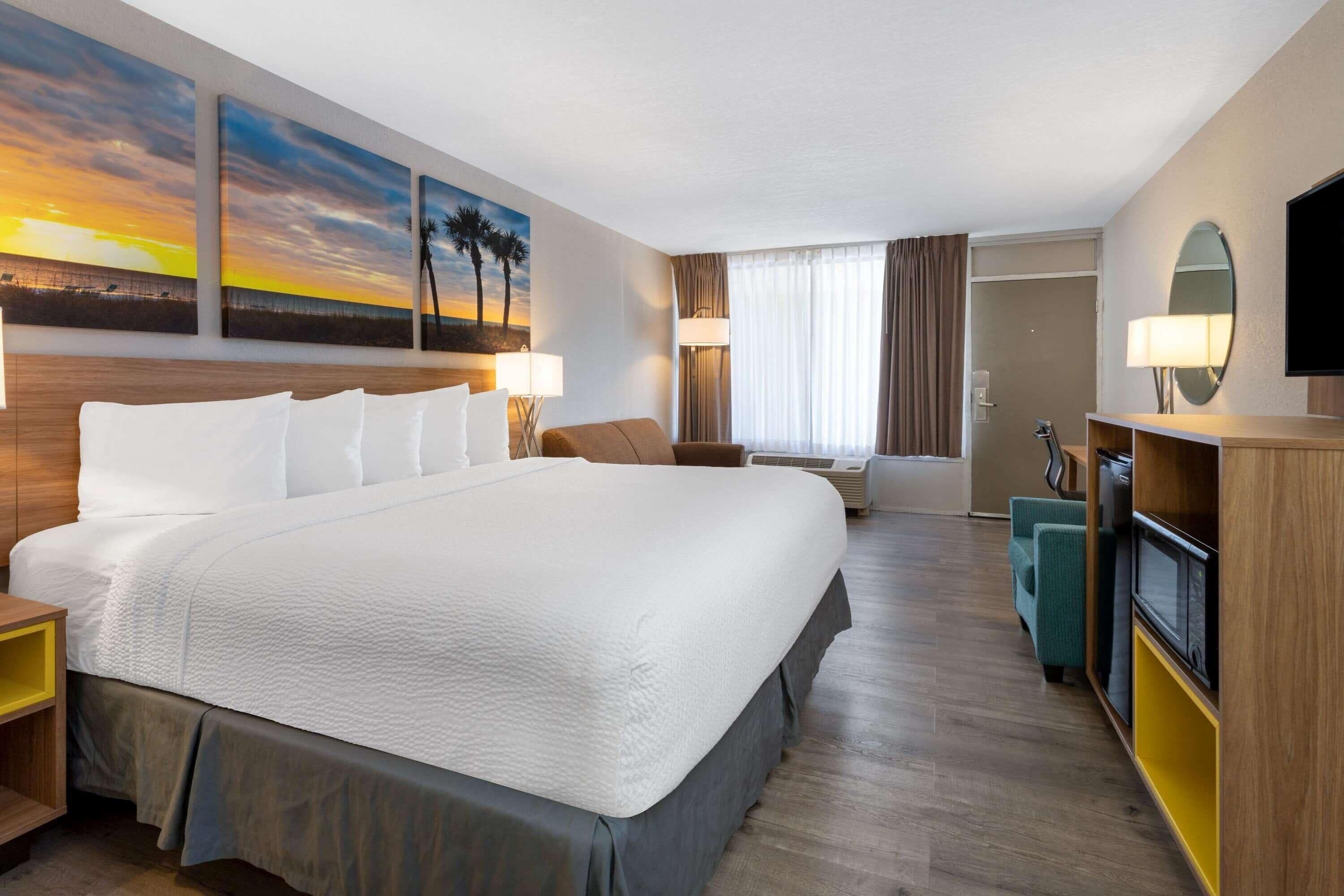 Ropa de cama de alta calidad y espacio para trabajar con laptop 