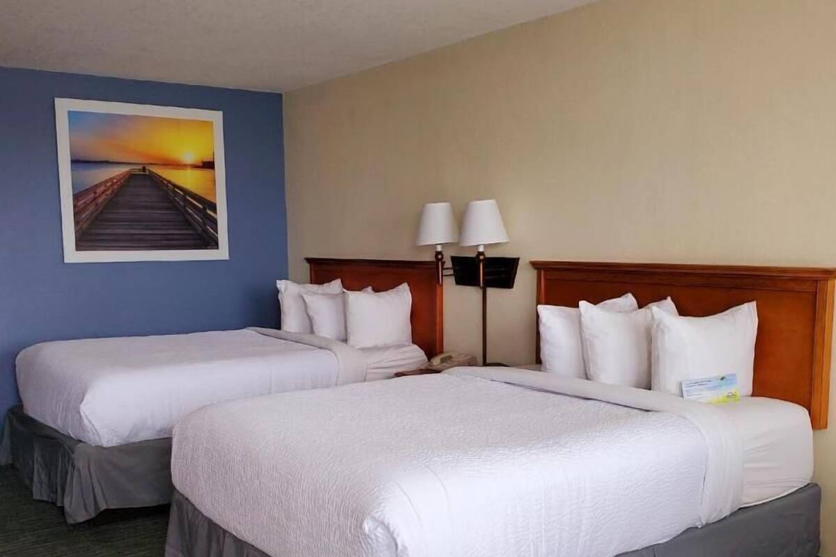 Ropa de cama de alta calidad y espacio para trabajar con laptop