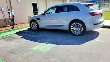 Electric vehicle charging station
