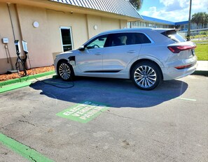 Electric vehicle-charging station - Days Inn by Wyndham Titusville Kennedy Space Center (Titusville)