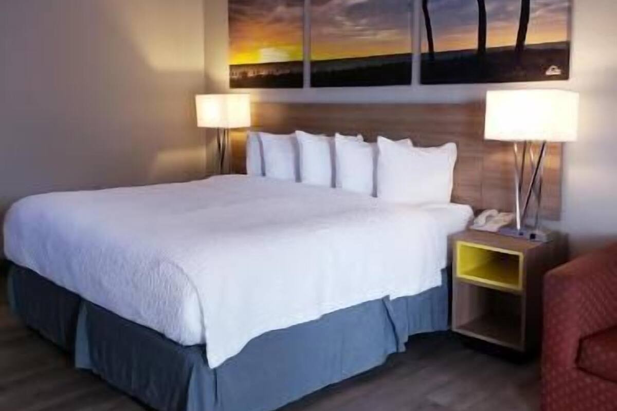 Ropa de cama de alta calidad y espacio para trabajar con laptop