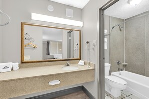 Bañera con ducha, artículos de tocador gratuitos, secador de pelo