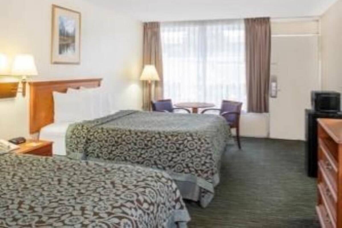 Ropa de cama de alta calidad y espacio para trabajar con laptop