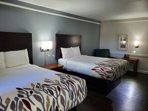 Down duvets, desk, laptop workspace, blackout curtains - Budget Host Inn- Medical Center (Little Rock)